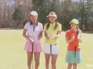 Adorable asiatique ado filles jouer une jeu de bande golf