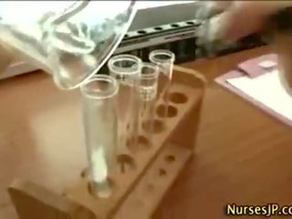 Niegrzeczne orientalne pielęgniarka dostaje niesamowite sperma strzał