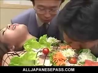 Hapon av modelo naka sa isang edible mesa para mahirap pataas juveniles