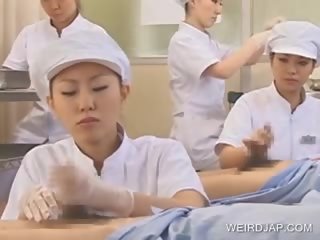 Giapponese infermiera slurping sborra fuori di lussurioso pene